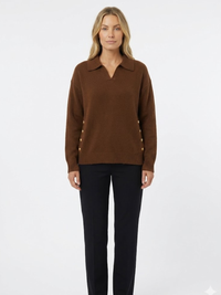 Lora – Elegant striktrøje med knapdetaljer - Brun