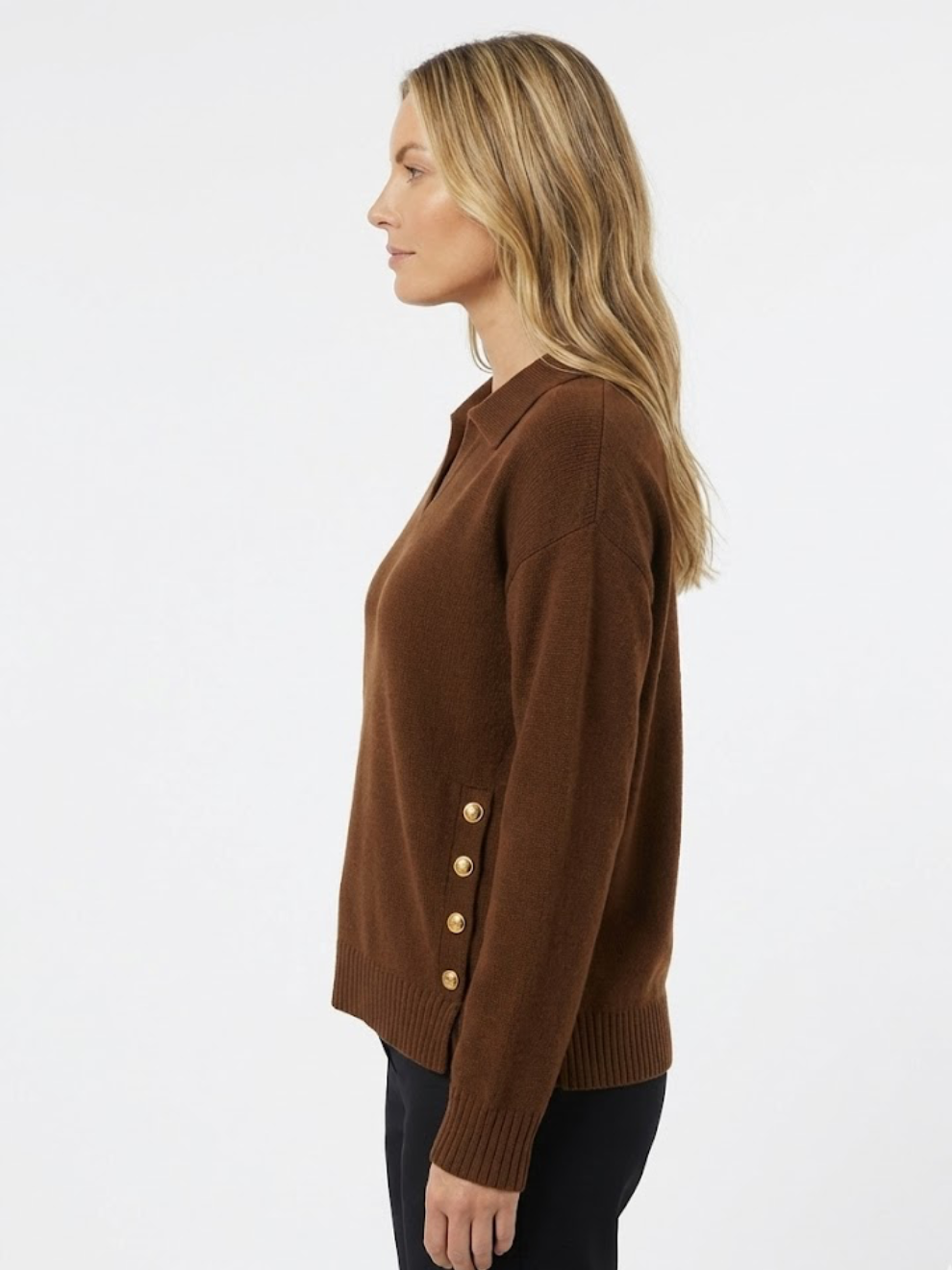 Lora – Elegant striktrøje med knapdetaljer