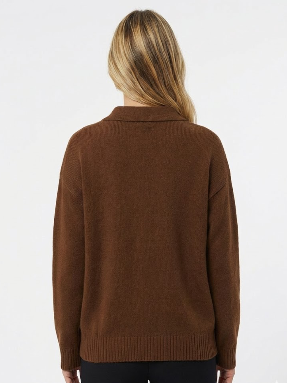 Lora – Elegant striktrøje med knapdetaljer