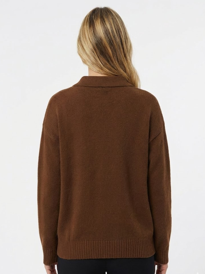 Lora – Elegant striktrøje med knapdetaljer