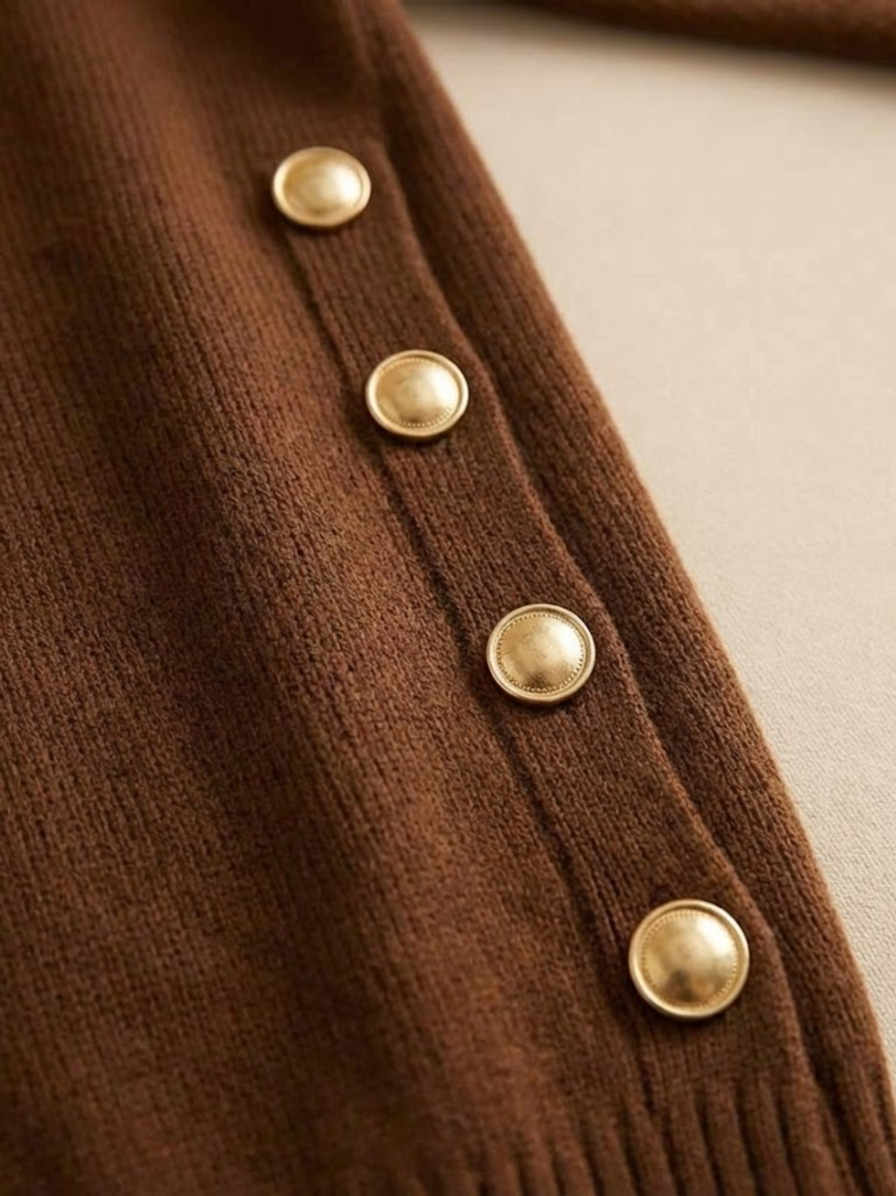 Lora – Elegant striktrøje med knapdetaljer