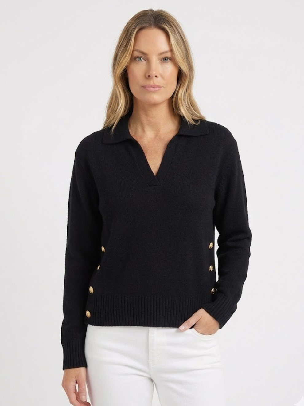 Lora – Elegant striktrøje med knapdetaljer