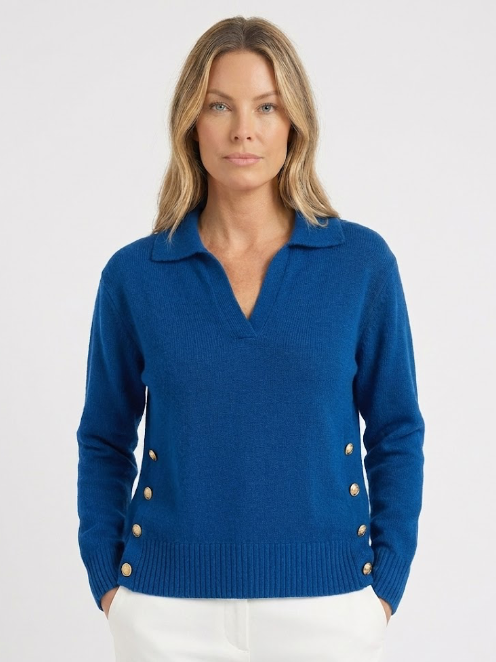 Lora – Elegant striktrøje med knapdetaljer