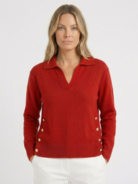 Lora – Elegant striktrøje med knapdetaljer - Rød