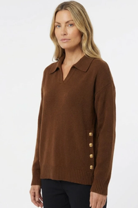 Lora – Elegant striktrøje med knapdetaljer - Brun