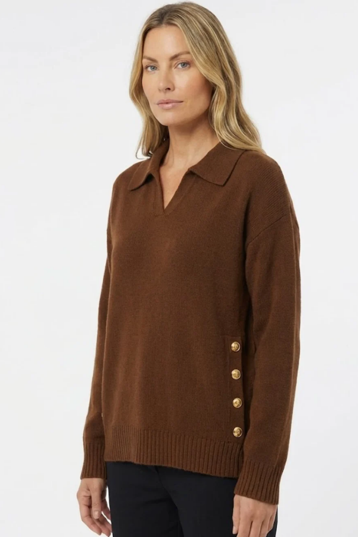 Lora – Elegant striktrøje med knapdetaljer